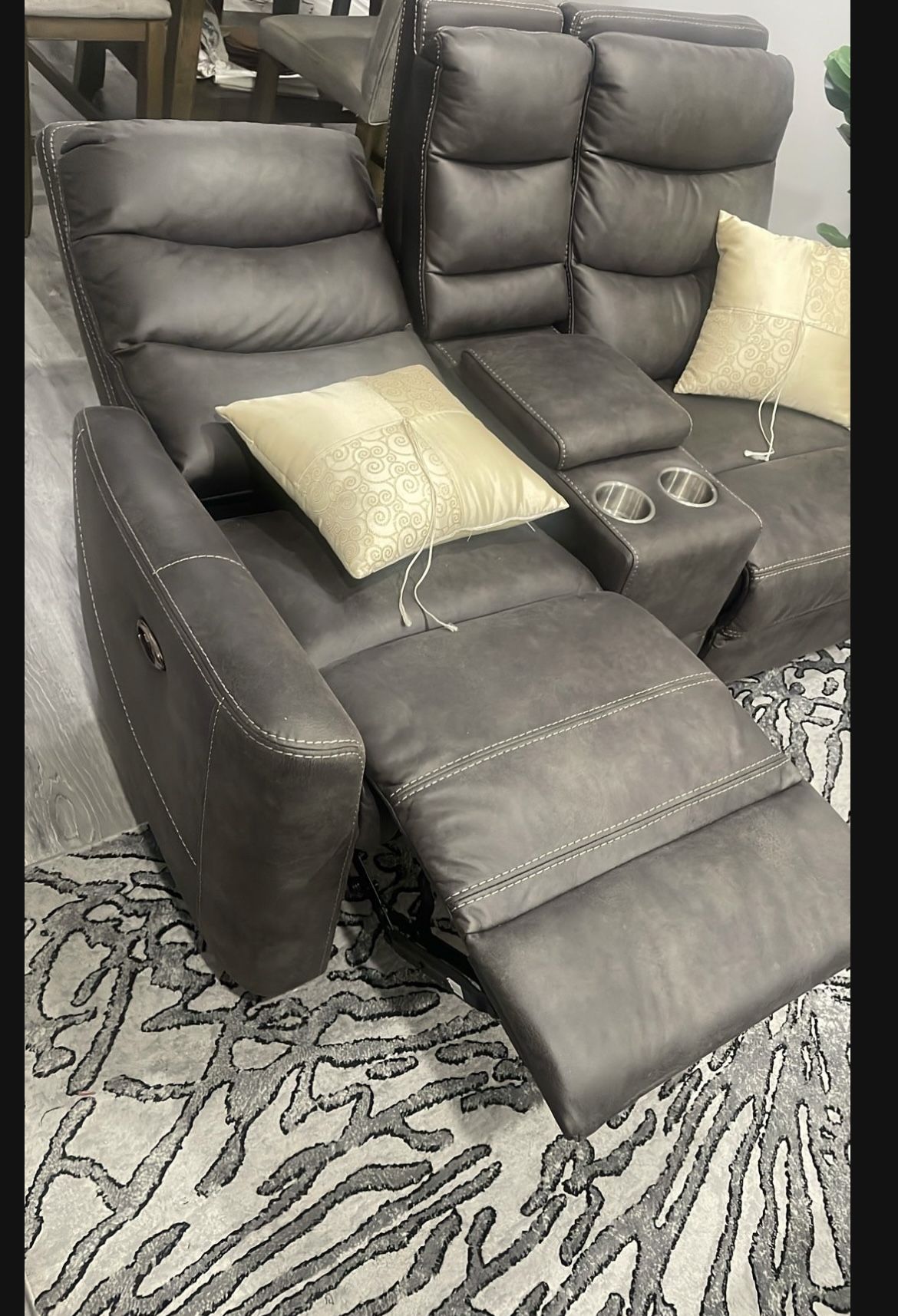 Power Reclining Loveseat with Cup Holders – Like New