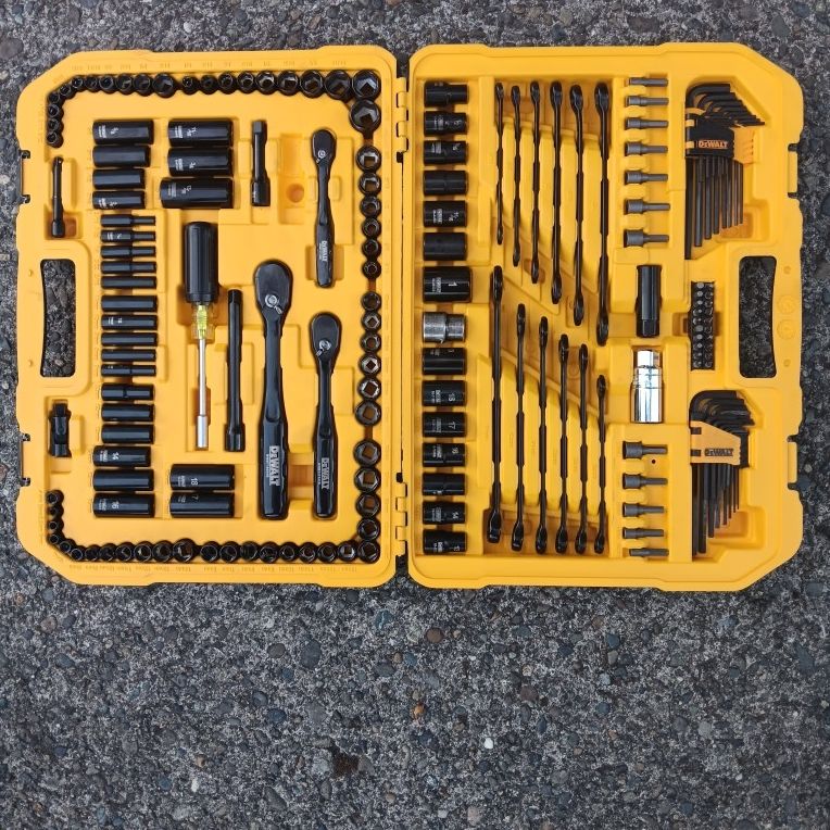 DeWalt 191peice Machanics Tool Set Vgood Condition(3 Peices Missing) For Pick Up Fremont Seattle. No Low Ball Offers Please. No Trades