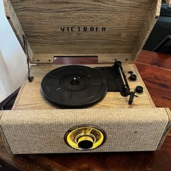 Victrola Record Player With Bluetooth / Radio
