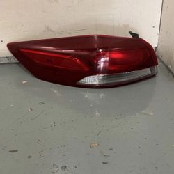 2017-2018 Hyundai Elantra Left/Driver Side Halogen Tail Light P/n92401-f2 OEM