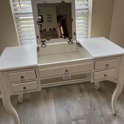 White Vanity Table With 4 Drawers And A Mirror