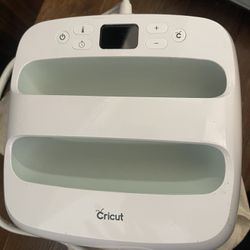 Cricut EasyPress 9x9 with Mat – Great Condition