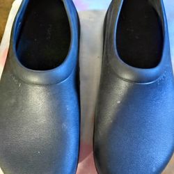 Crocs Slip-ons. Men / Women 