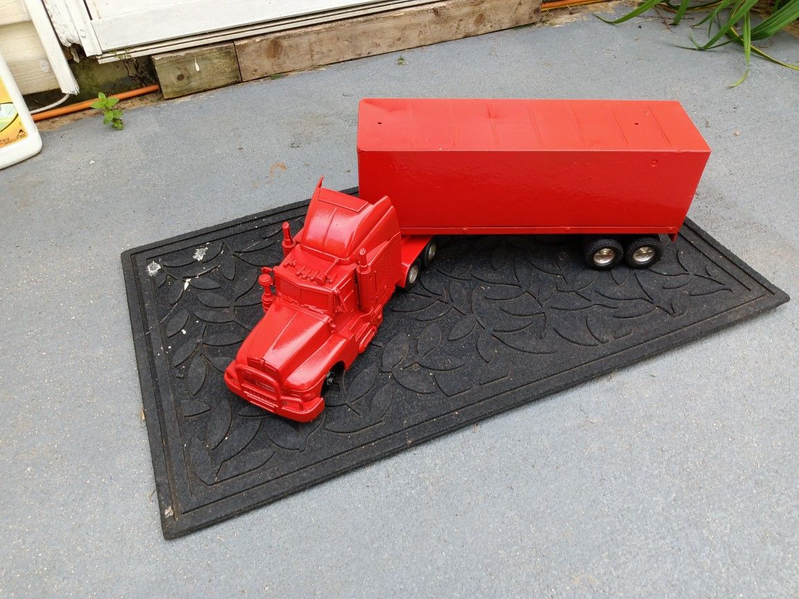 18 WHEELERS TOY TRUCK COLOR RED