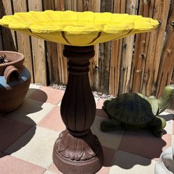New Bird Bath Made Out Of Cement Perfect Gift 