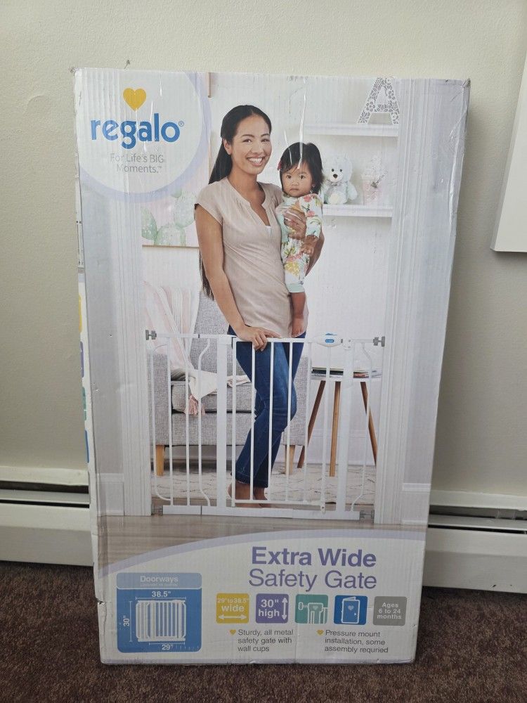 Regalo Extra Wide Walk Through Baby Gate
