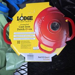  Lodge Cast Iron Dutch  Oven 5.5.quart NEW
