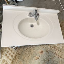 3 Sinks （1Kitchen， 2 bathroom sink）