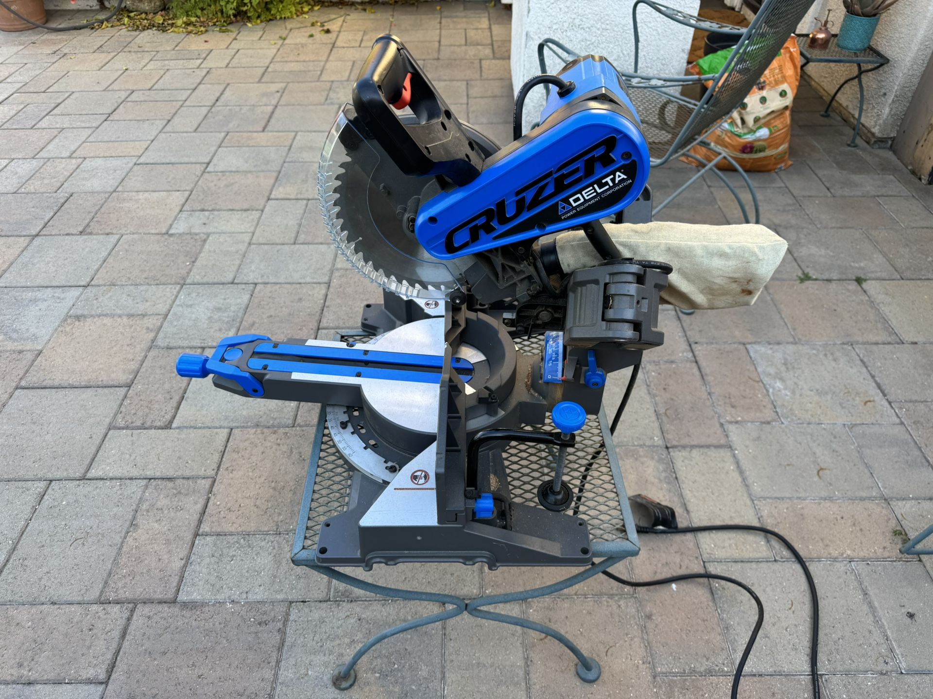 Delta Dual Bevel Sliding Compound Miter Saw 26-2240