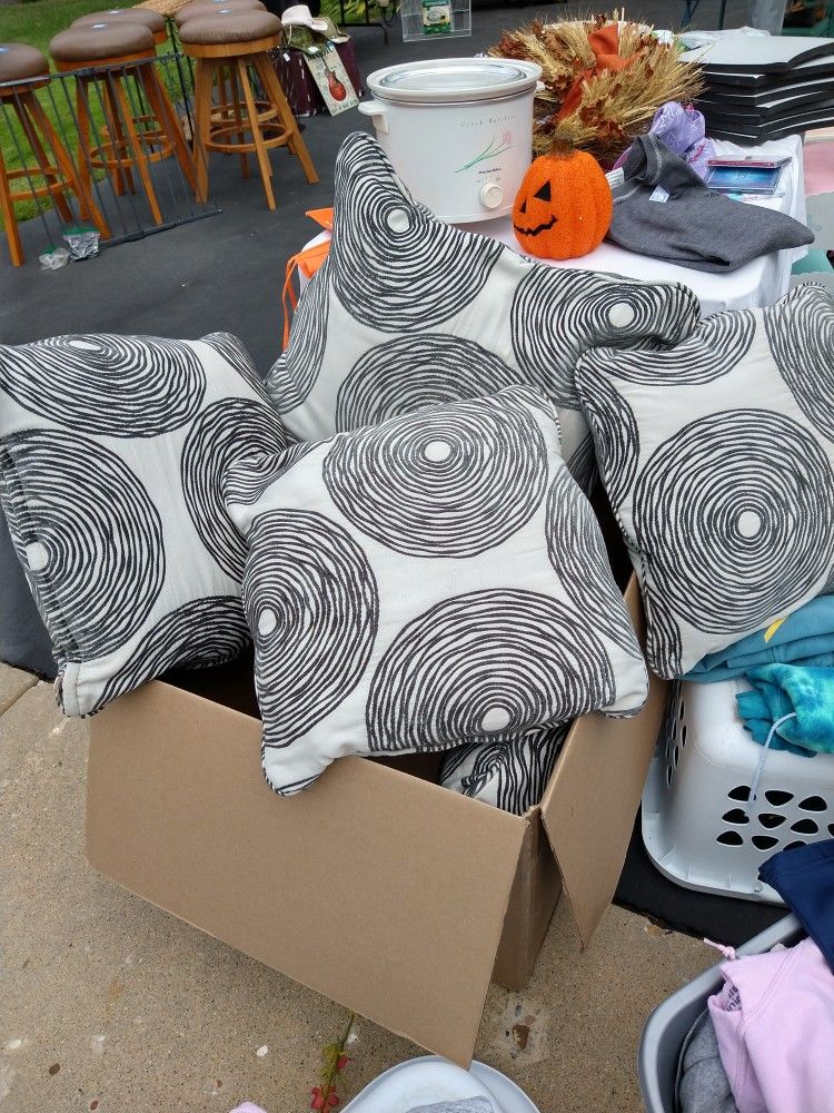 Set Of 5 Gray Throw Pillows for Sale in Palatine, IL OfferUp