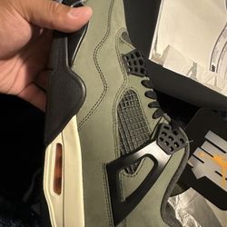 Air Jordan 4 Undefeated Size 8
