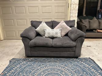 Free Delivery 🚚 Tiny Gray Loveseat/ Sillon Gris Pequeno