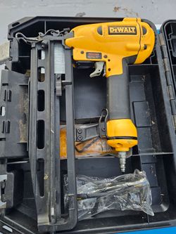 Dewalt Pneumatic 16-Gauge 2-1/2 in. Corded Finishing Nailer