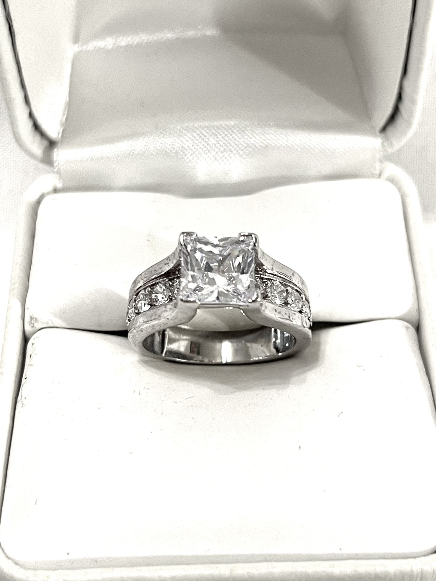 Brand New Princess Cut Cubic Zirconia CZ Diamonds Set In A Sterling Silver Wedding Ring. Size 5