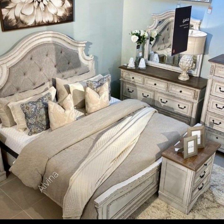 Realyn Chipped White Panel Bedroom Set 4-Piece Instock