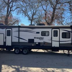 Beautiful 2017 Prowler Lynx 31LX hitched RV - $13,500