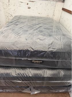 Beauteyrest black series four queen pillow top mattress $899