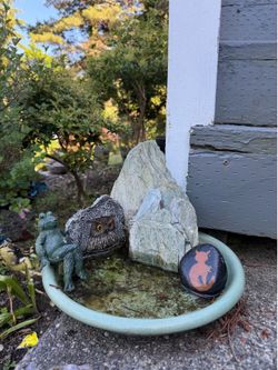 Ceramic garden with mountains and frogs