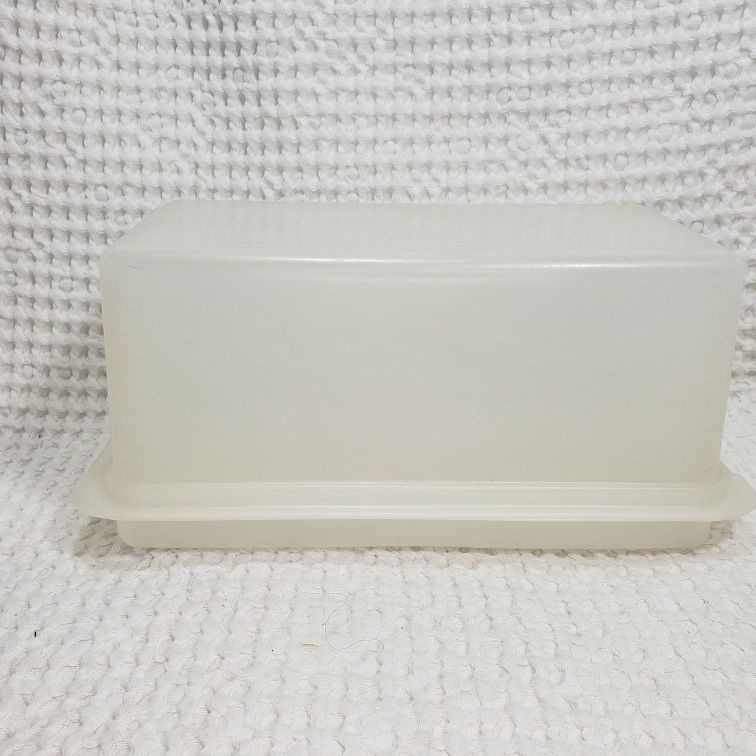 Tupperware Bread Loaf Keeper Frosted White . for Sale in South Zanesville,  OH - OfferUp