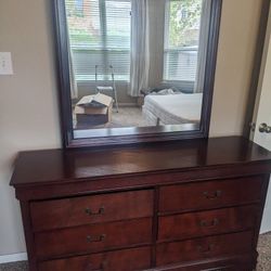 Dresser With Mirror 