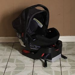 LIKE NEW BRITAX B SAFE 35 ELITE BABY CAR SEAT!!!!