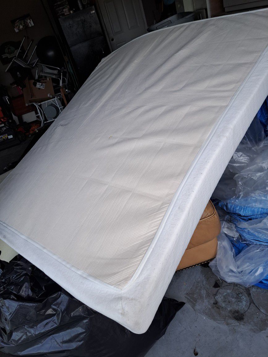 KING SIZE FOAM MATRESS IN GOOD CONDITION 