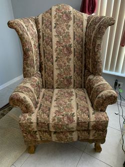 Big Elegant Chair with Beautiful Antique Legs