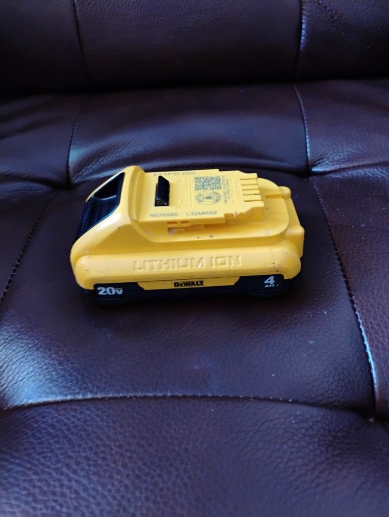 Dewalt Compact 20V DCB240 4.0 AH Battery 