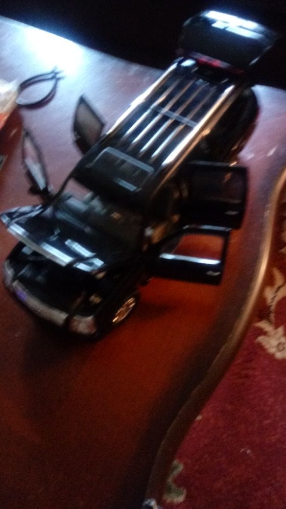 RICKO CADILLAC ESCALADE ESV 1:18 SCALE