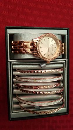 Rose gold watch with bracelets. Pretty.