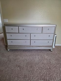 Moving Sale‼️Must go immediately ‼️Silver 7-Drawer Bedroom Dresser