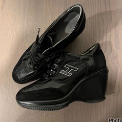 SIZE 8.5 WOMENS HOGAN LACE UP BLACK LEATHER AND NAPA SNEAKERS