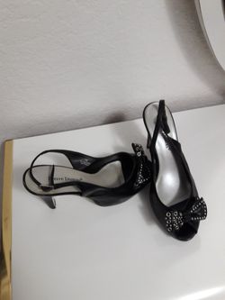 Women's black heels size 7. Used in fair condition