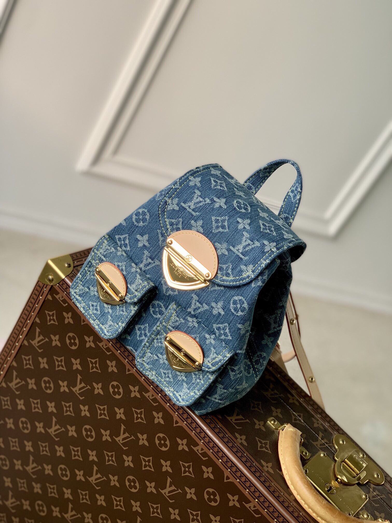 A blue denim fashion versatile bag