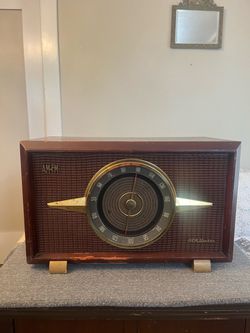 Vintage Mid-century RCA Victor AM/FM Radio 6-RF-9