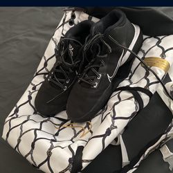 Nike Kyrie Basketball shoe (SIZE 12)