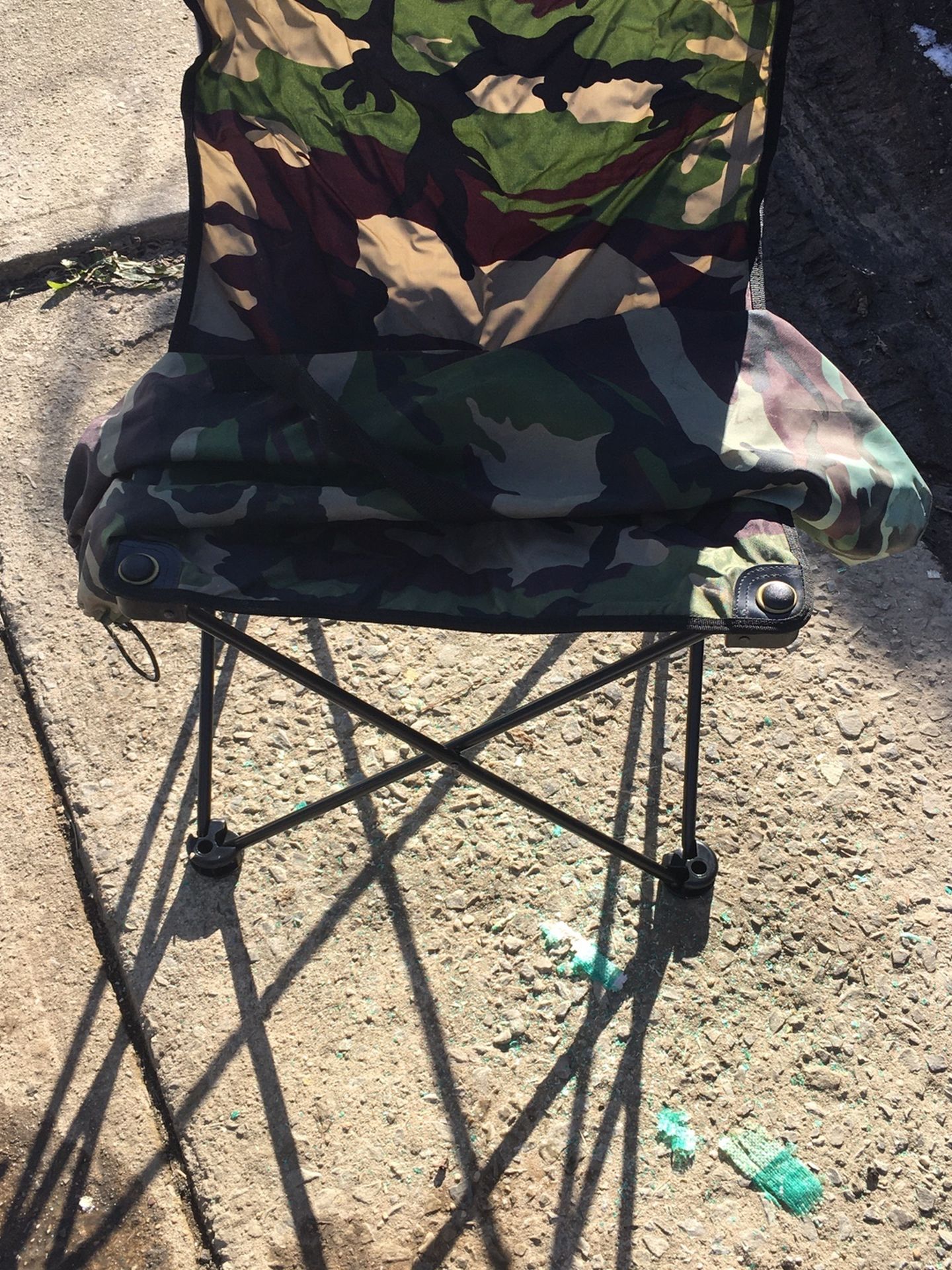 A OUTDOOR CANVAS CAMPING CHAIR WITH CANVAS STORAGE BAG LIKE NEW $20.00