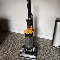 Dyson DC33 Bagless Vacuum 