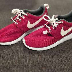 Gym Red NIKE Roshe 4.5Y