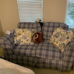 Loveseat 4 Sell