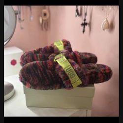 SLIPPERS UGG NEW, Size 11 Women. Pick Up In Van Nuys.
