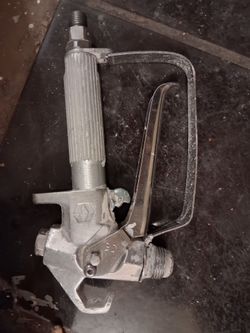 Airless sprayer guns