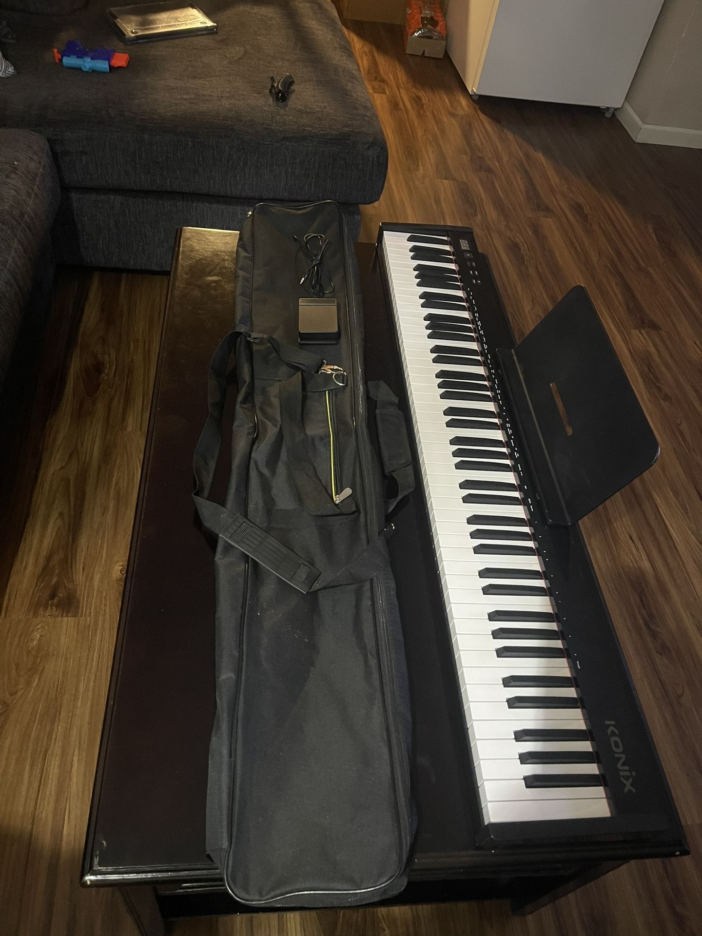 Full Size 88 key Electric Piano Keyboard /w bag and pedal