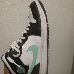 Air Jordan 1 Mid 'Green Glow'