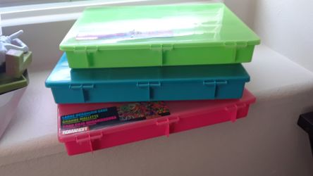 Rainbow loom bands and containers