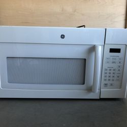 White GE Microwave CLEAN