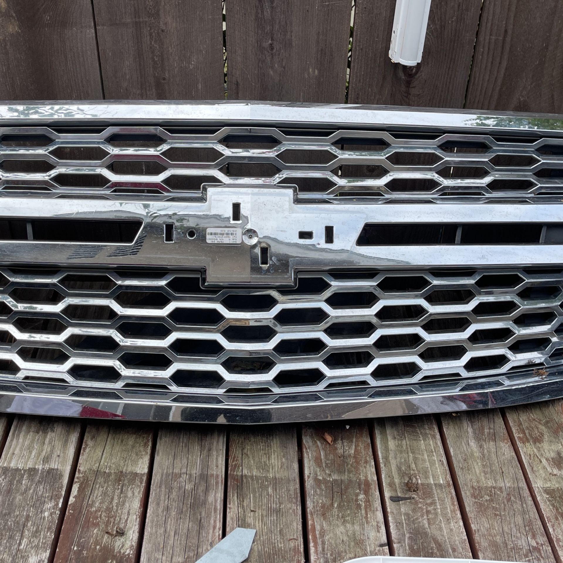 Chevy Suburban, 20 15,- 2020 Grill OEM