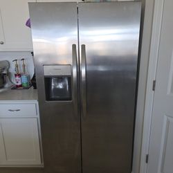 Like NEW Frigidaire Side By Side Stainless Steel Refrigerator 