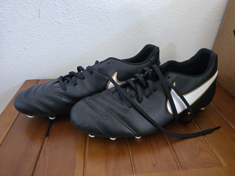 Nike Tiempo Size 9.5 BRAND NEW (NEVER WORN)