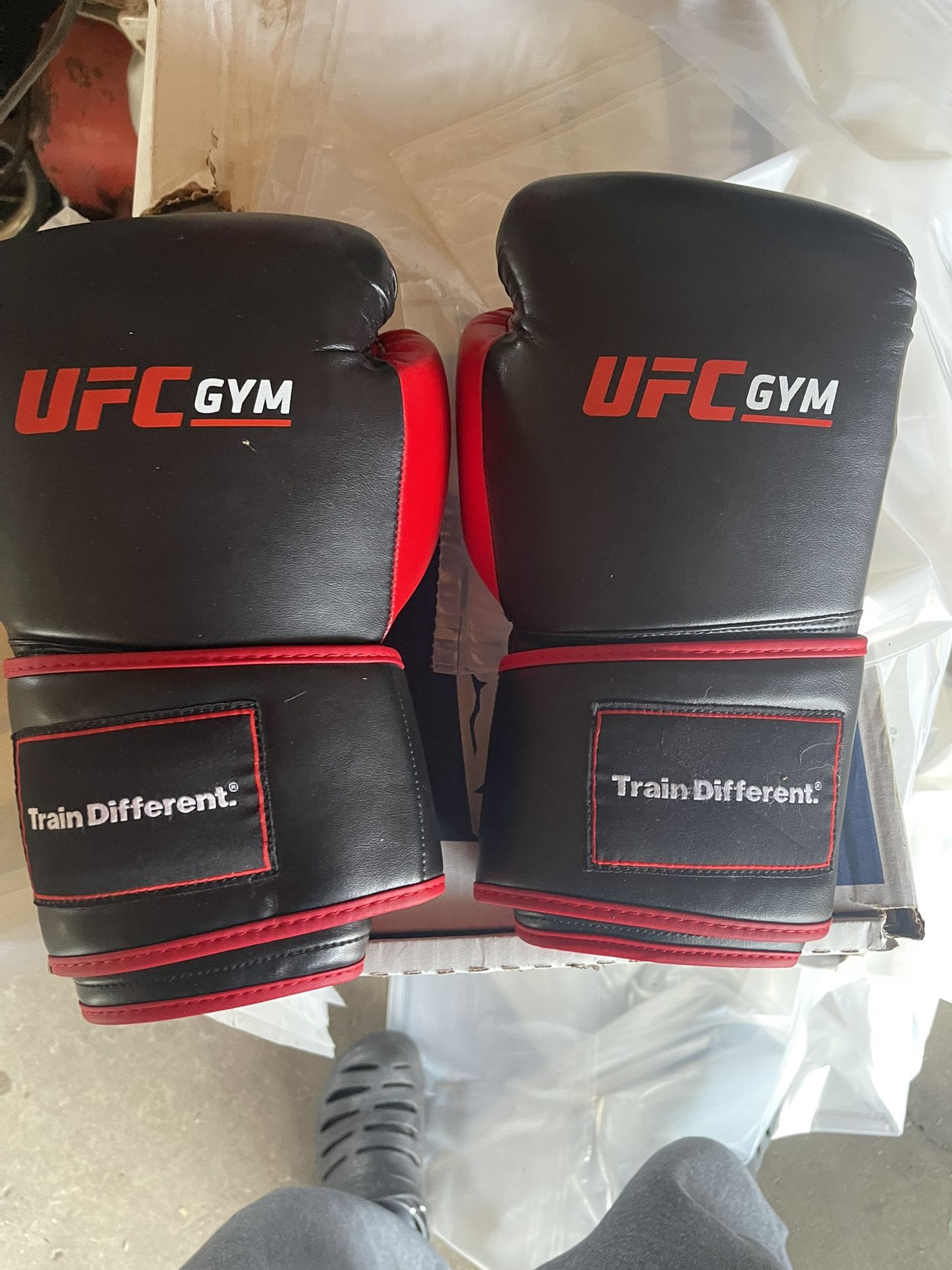 UFC TRAIN DIFFERENT 14oz Gloves